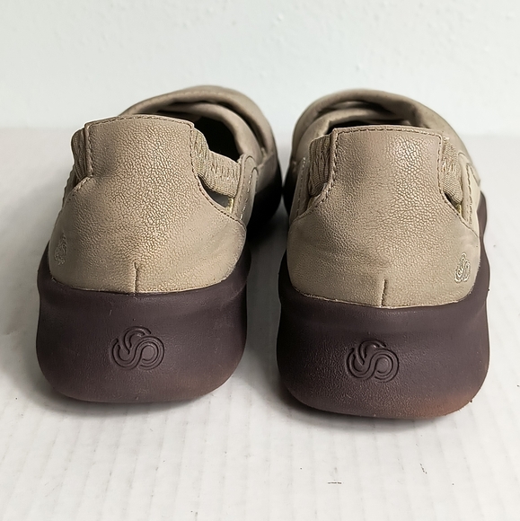 Cloudsteppers by Clarks Tan Slip-On Flats Shoes Size 8M Casual Driving Waking - Picture 12 of 13
